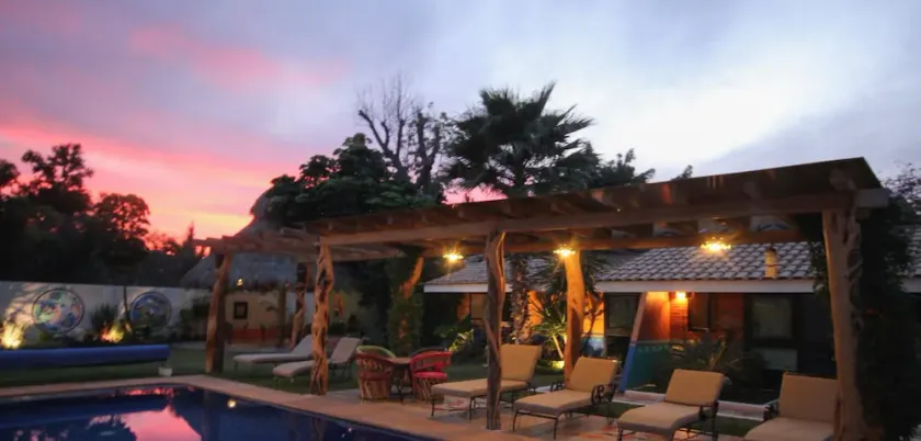 Charming 1 Bedroom Hotel With Pool View - Image 1