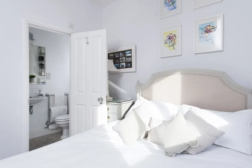 Beautiful 2BR Split Level Fulham Apartment - Image 1