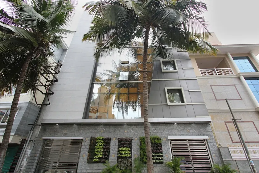 OYO 10136 Hotel Central Suites - Image 1