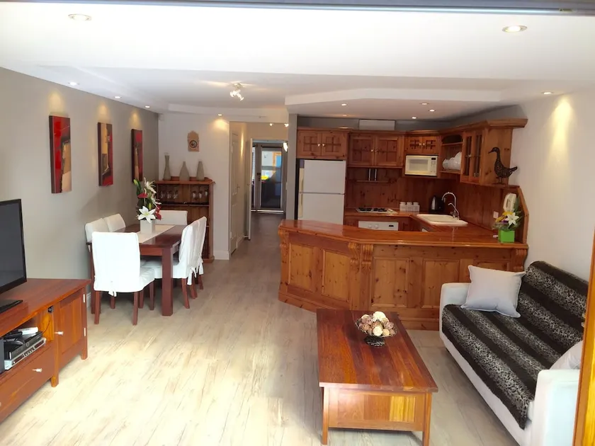 Luxury 2B Townhouse in North Adelaide - Image 1