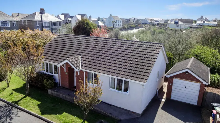 3 Bedroom Bungalow Moelfre- Private Garden,parking - Image 1