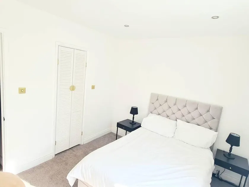 Charming 2-bed House in London - Image 1