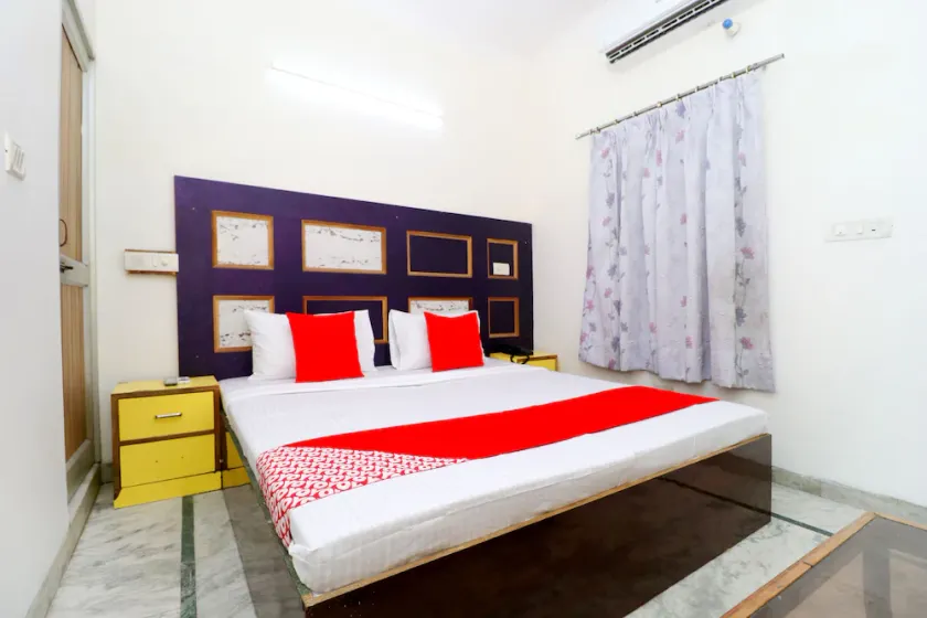 Hotel Royal Palace by OYO Rooms - Image 1