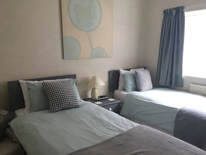 Albany Lodge Guest House - Image 1