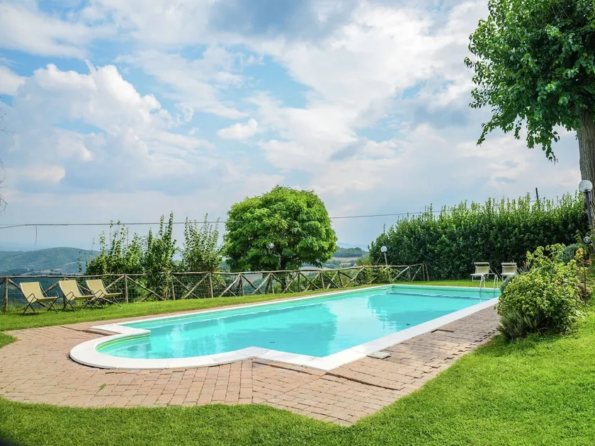 Nice Apartment With Pool - Image 1