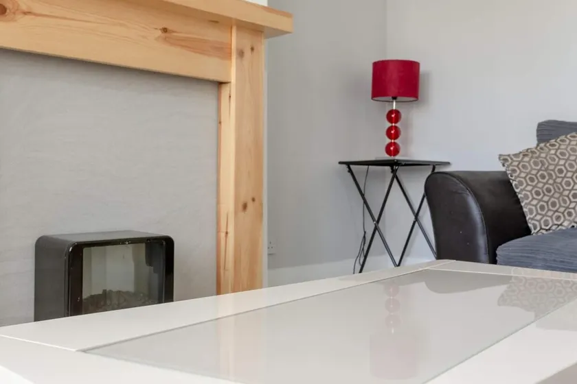 Modern 2 Bedroom Apartment in Morden - Image 1