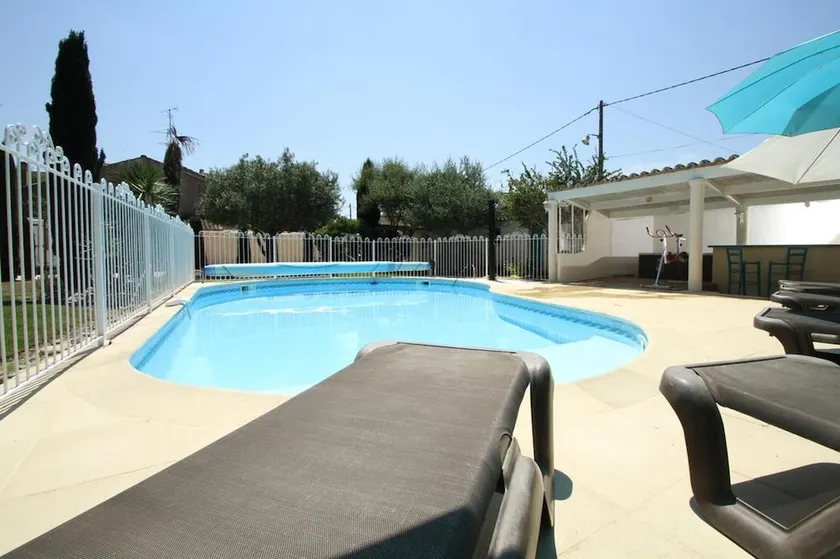 Studio in Suze-la-rousse, With Pool Access, Enclosed Garden and Wifi - Image 1