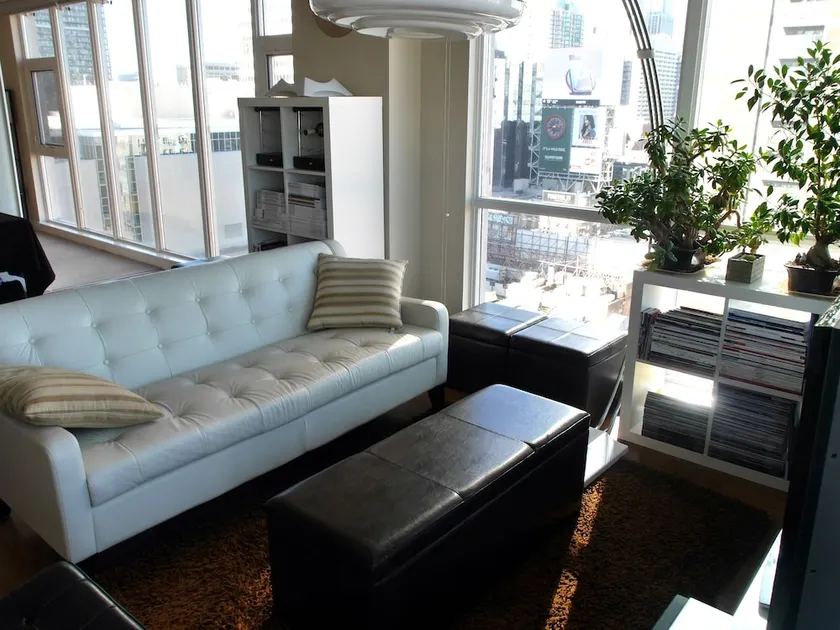 Gorgeous 1BR Condo at Eaton Centre - Image 1