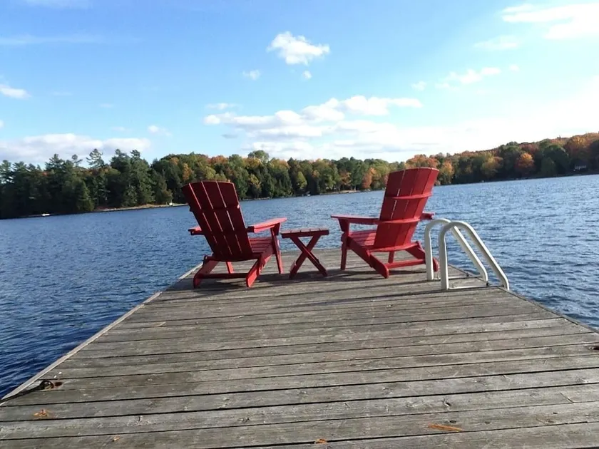 Tall Trees~3 Bedrooms & 1.5 Bathrooms on Pristine Bruce Lake in Muskoka - Image 1