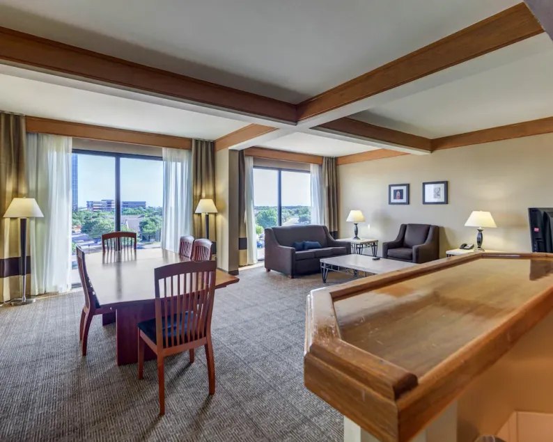 Deluxe Inn Plano - Image 1