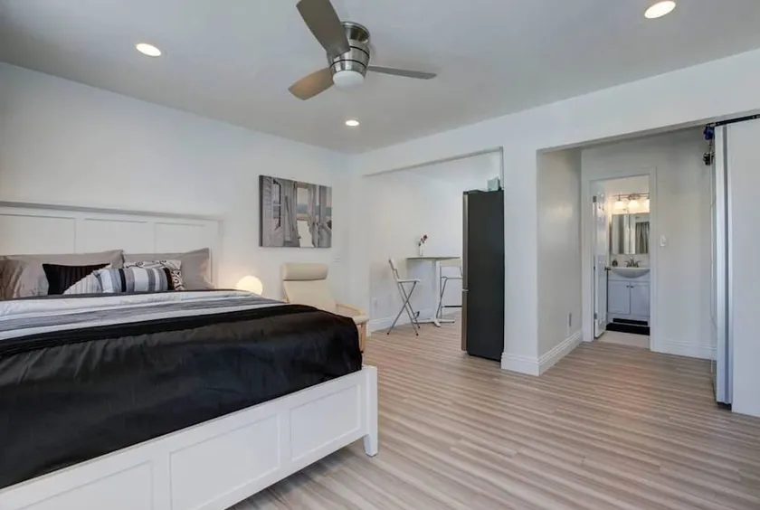 B3 Large Contemporary Studio Steps From Beach With AC - Image 1