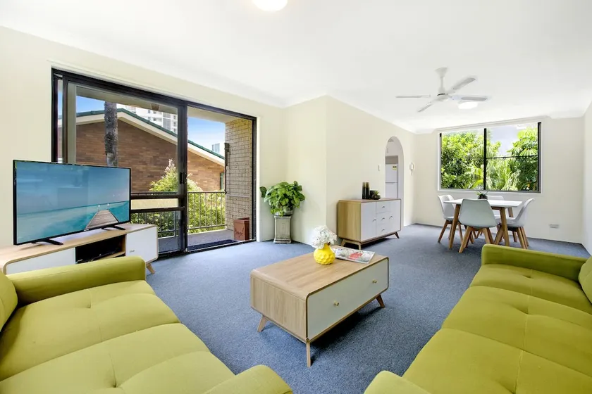 Beachside Unit Near Convention Centre - Image 1