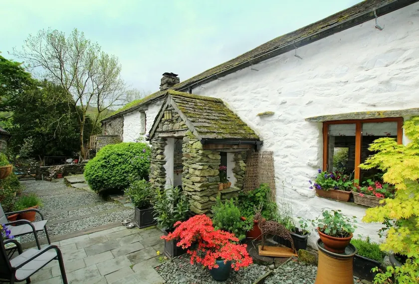Beautiful 17th Century Stone Long House Near Coniston - Image 1