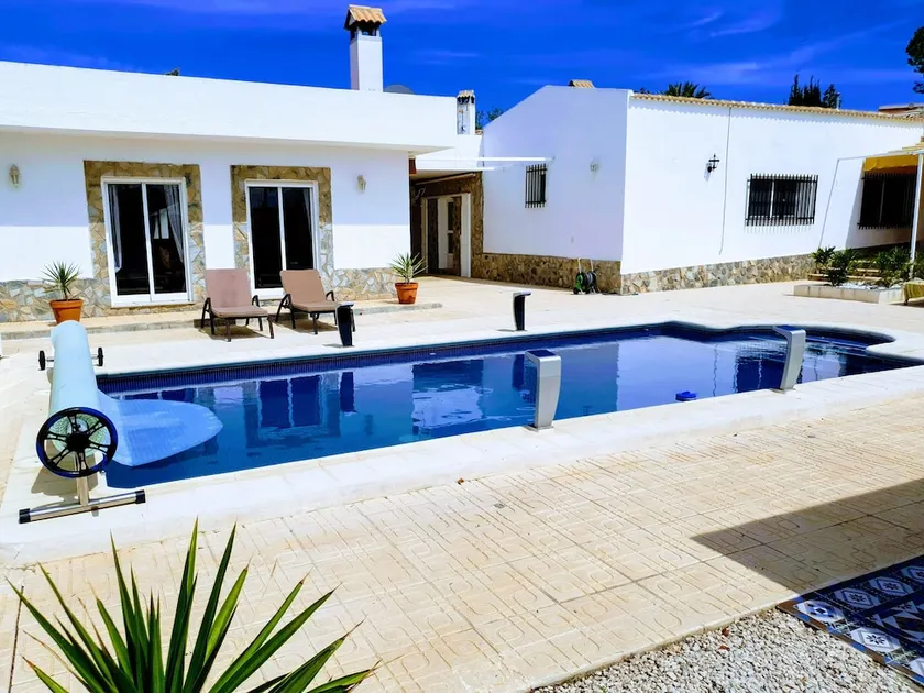 Impeccable 6-bed Villa - Image 1