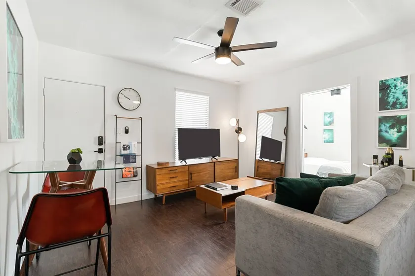 Abode Houston - Montrose Downtown - Image 1
