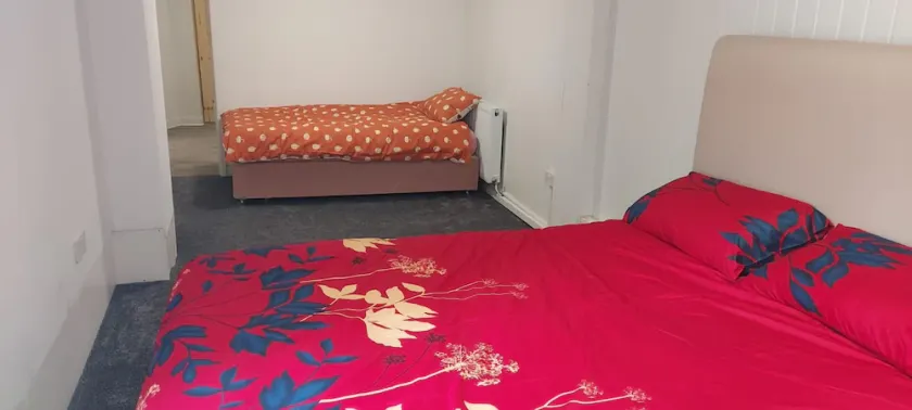 Lovely 3-bed Apartment in Parkgate Rotherham - Image 1
