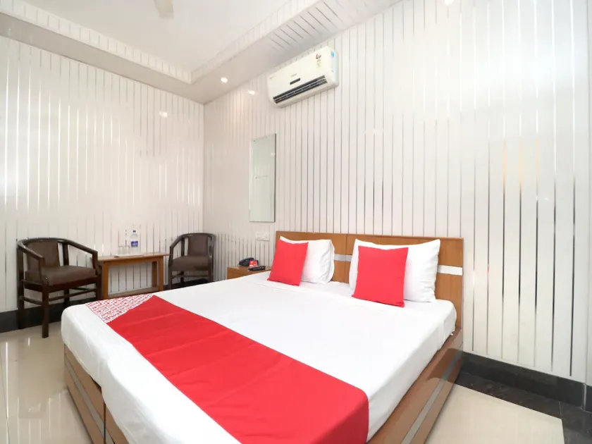 Hotel Mohan by OYO Rooms - Image 1