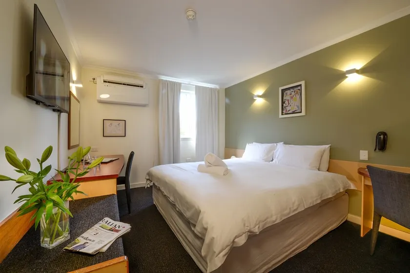 Sullivans Hotel Perth - Image 1