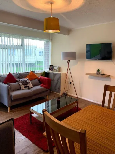 Cosy and Modern 2-bed House in Great Yarmouth - Image 1