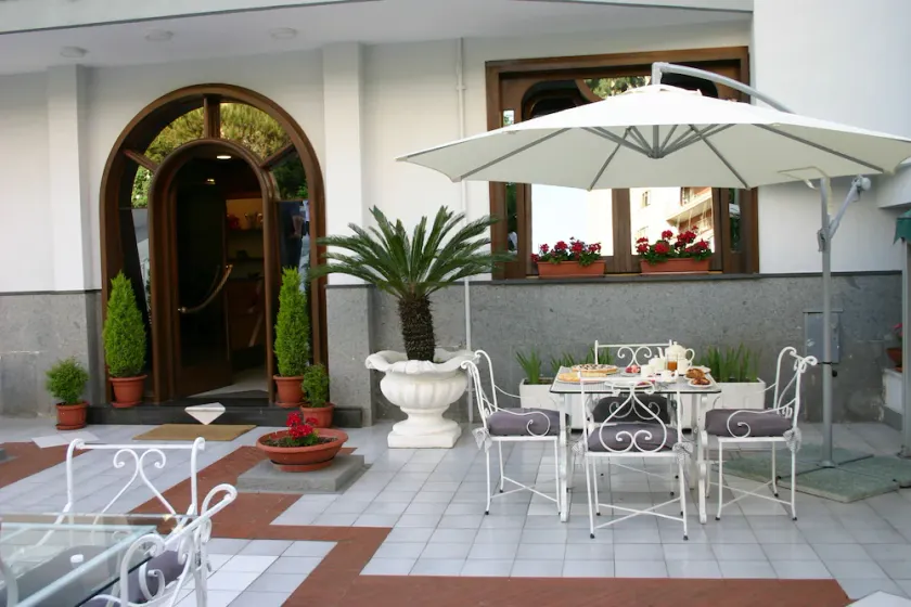 Hotel Hobbit - Image 1