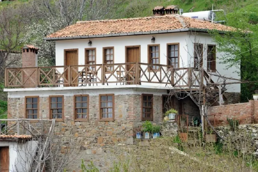 Sirince Dogadaki Evler - Image 1