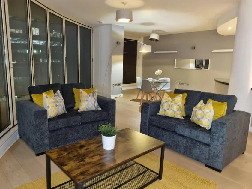 2BD Flat - Stunning Views of Manchester Skyline - Image 1