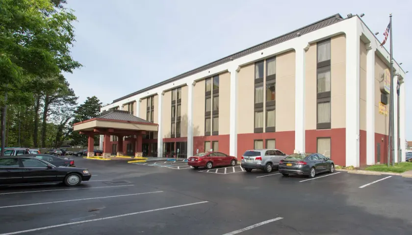 Studios and Suites 4 Less Western Branch - Image 1