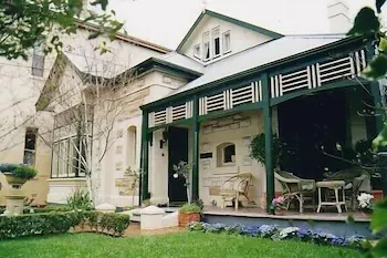 Water Bay Villa Bed and Breakfast - Image 1