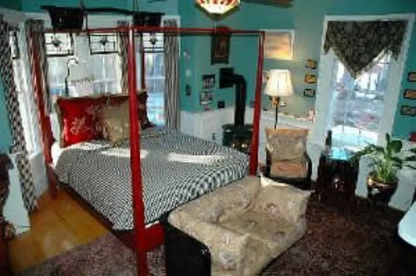 Red Elephant Inn Bed and Breakfast - Image 1
