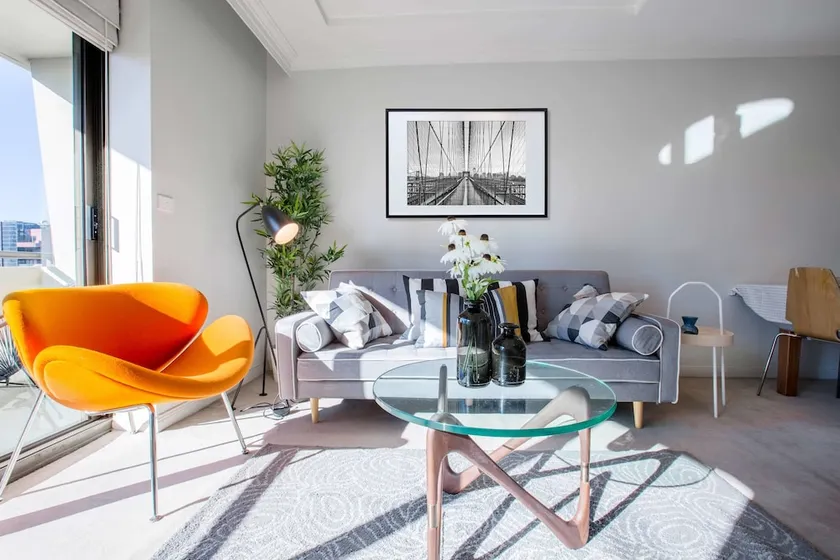 Russell St. Hotel Apartment - Image 1