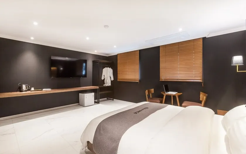 Rampart Hotel - Image 1