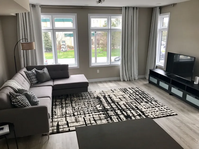 Chic Town House at Lake Ontario - Image 1