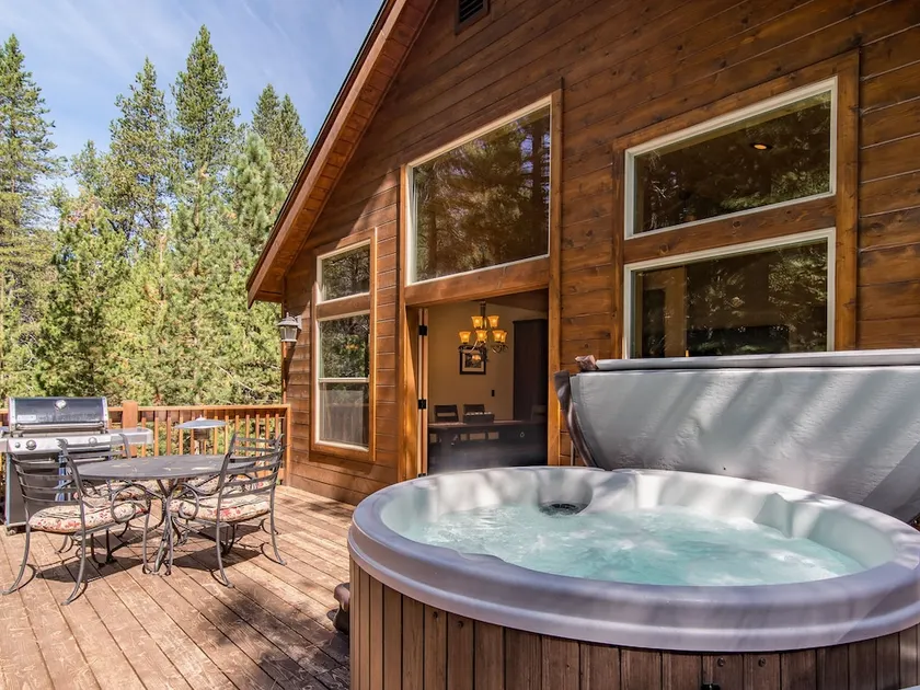 3br W/ Hot Tub, Fireplace, & Grill 3 Bedroom Home - Image 1