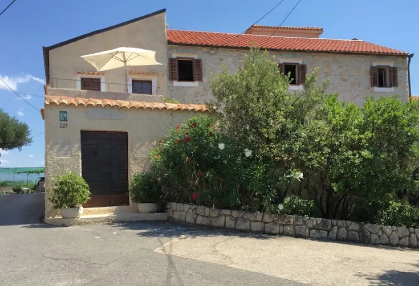 House V - Image 1
