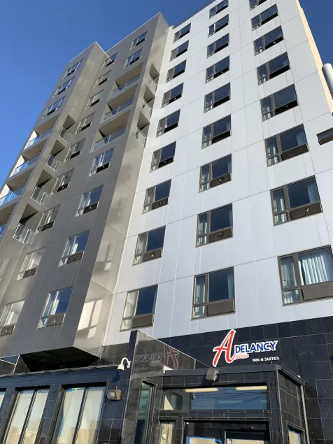 Astoria Delancy Inn & Suites - Image 1