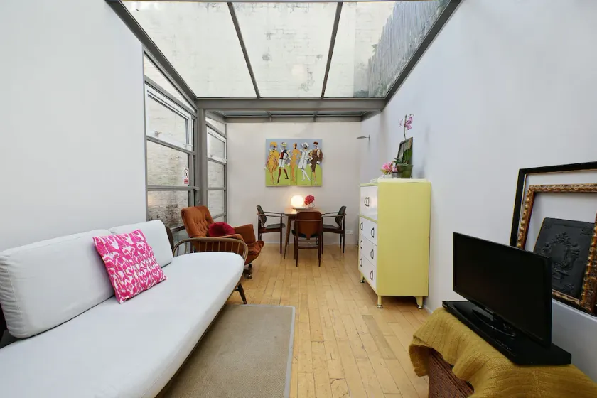 Bright Chic Garden Apartment - Image 1