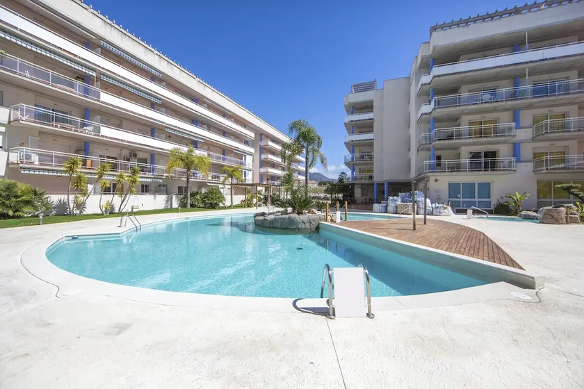 Port Canigó Apartment Pool Beach Parking - Image 1