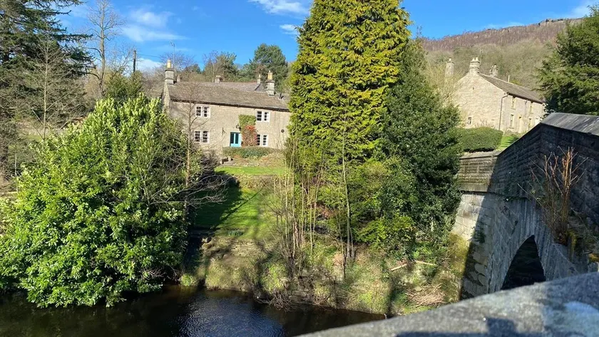 Beautiful Peak District Cottage With Hot Tub - Image 1