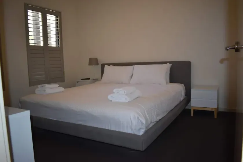 Fantastic 1 Bedroom Apartment Near Kings Park & The City - Image 1
