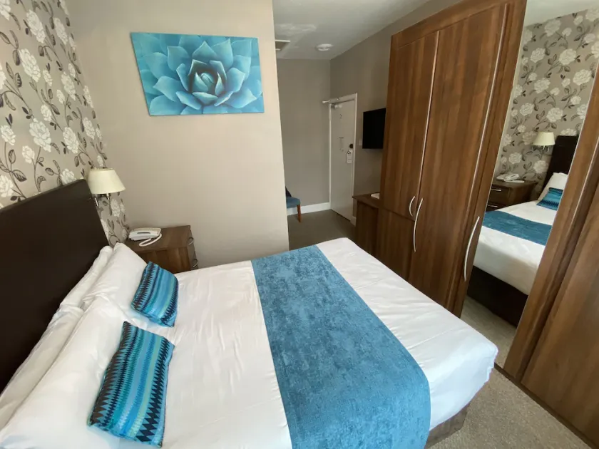 Hinton Firs Hotel - Image 1