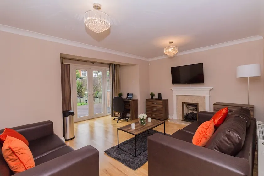 Luxury 5 Bed house in Windsor - Image 1