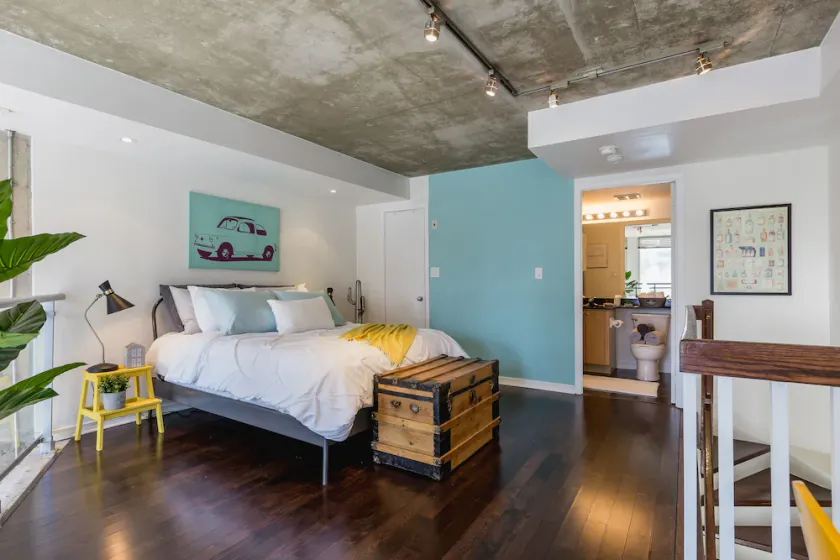 QuickStay - Sunlit Luxury Loft on King West - Image 1