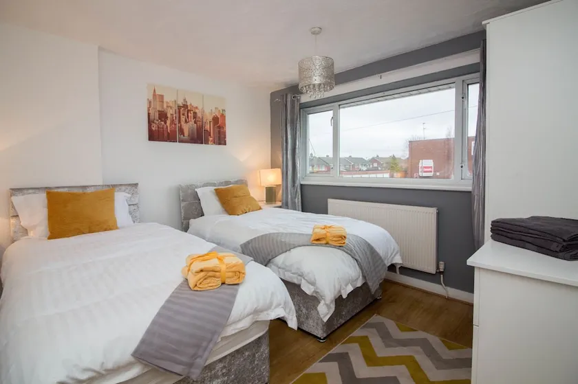 Contractor House & M54 & Free Parking by ComfyWorkers - Image 1
