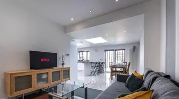 Large 6 Bedroom House With Parking - Image 1