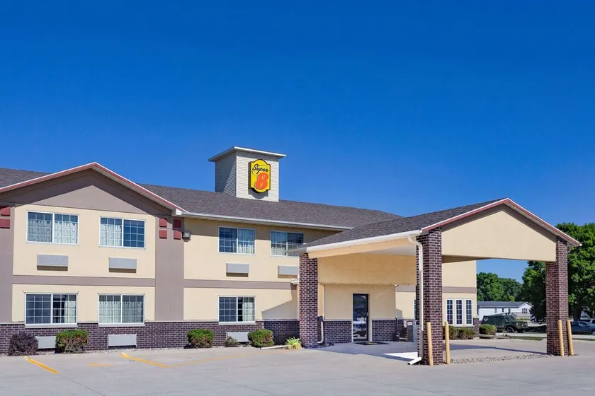 Super 8 by Wyndham Emmetsburg - Image 1
