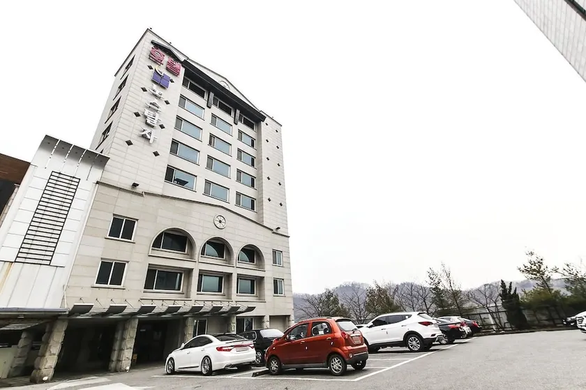 Nostalgia Hotel - Image 1