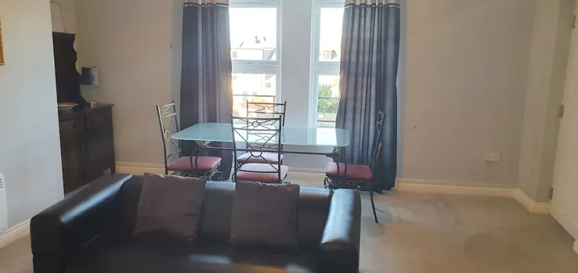 Quiet 2 Bed Apartment with Private Entrance - Image 1