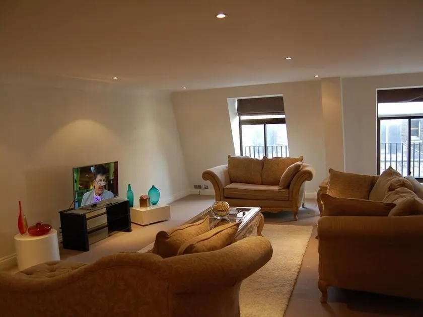 Elegant Mayfair Apartment 5 - Image 1