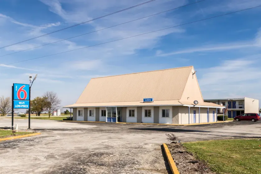 Motel 6 Mattoon - Image 1
