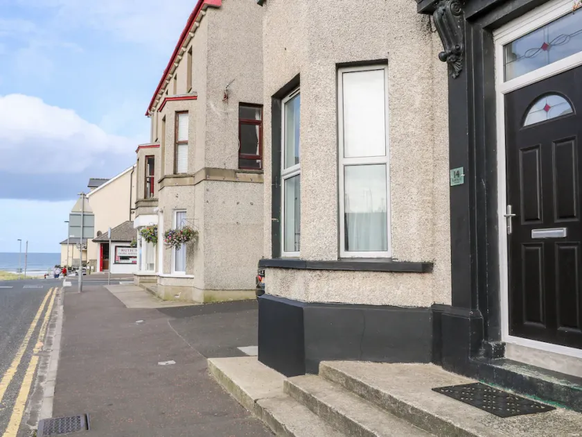 Beachside and Golf Apartment - Image 1